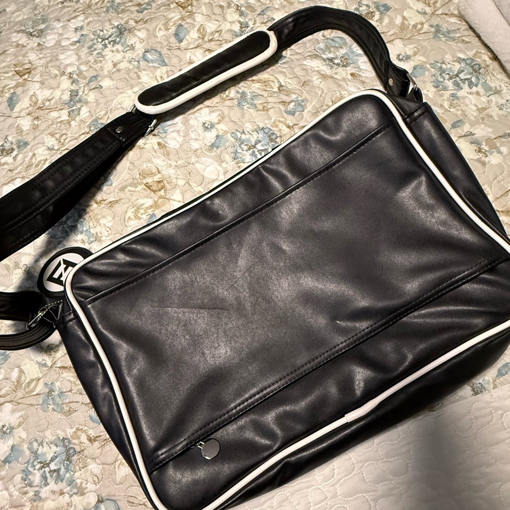 Foo Fighters Black Messenger Bag with Magazine included - Picture 6 of 9